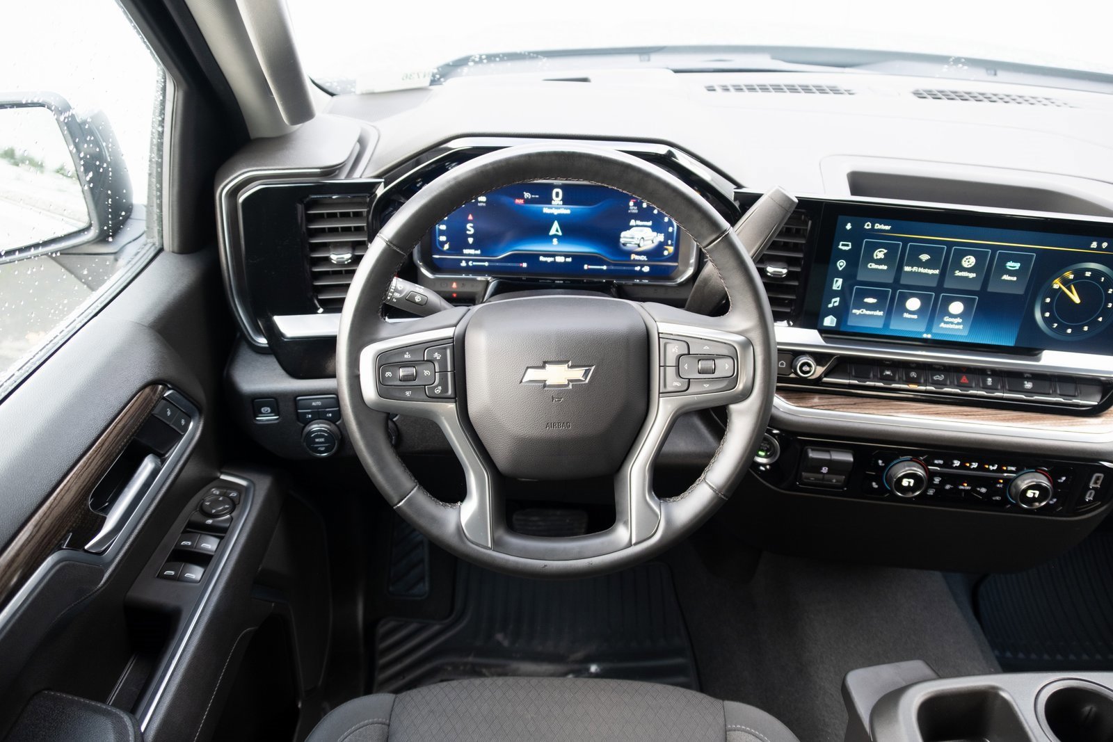 Used 2025 Chevrolet Silverado 1500 LT image 2