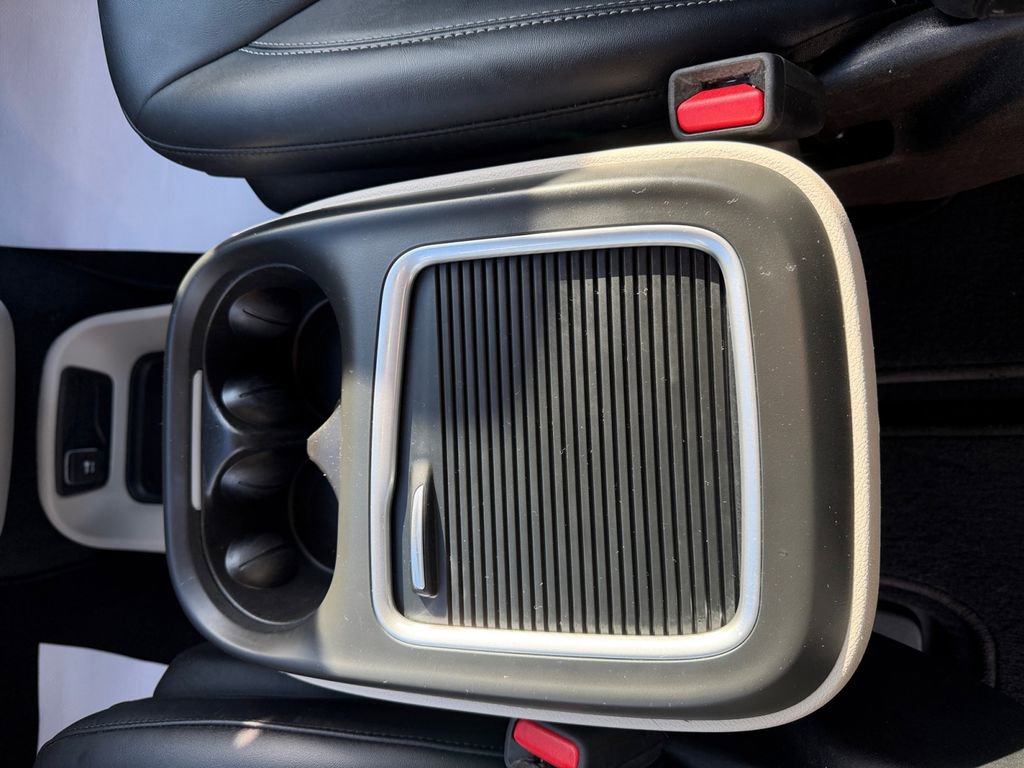 Used 2024 Chrysler Pacifica Touring-L image 23