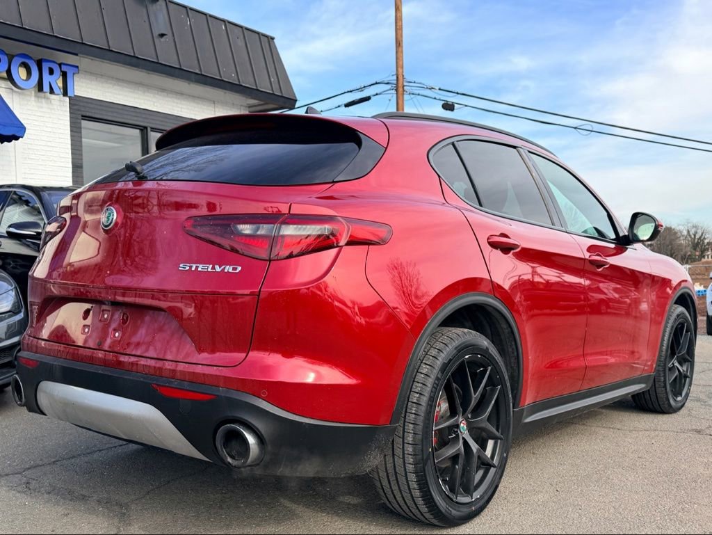 Used 2018 Alfa Romeo Stelvio Ti Sport image 4