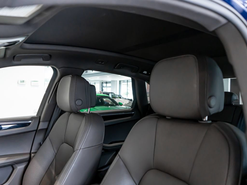 Certified 2025 Porsche Macan AWD/4WD image 16