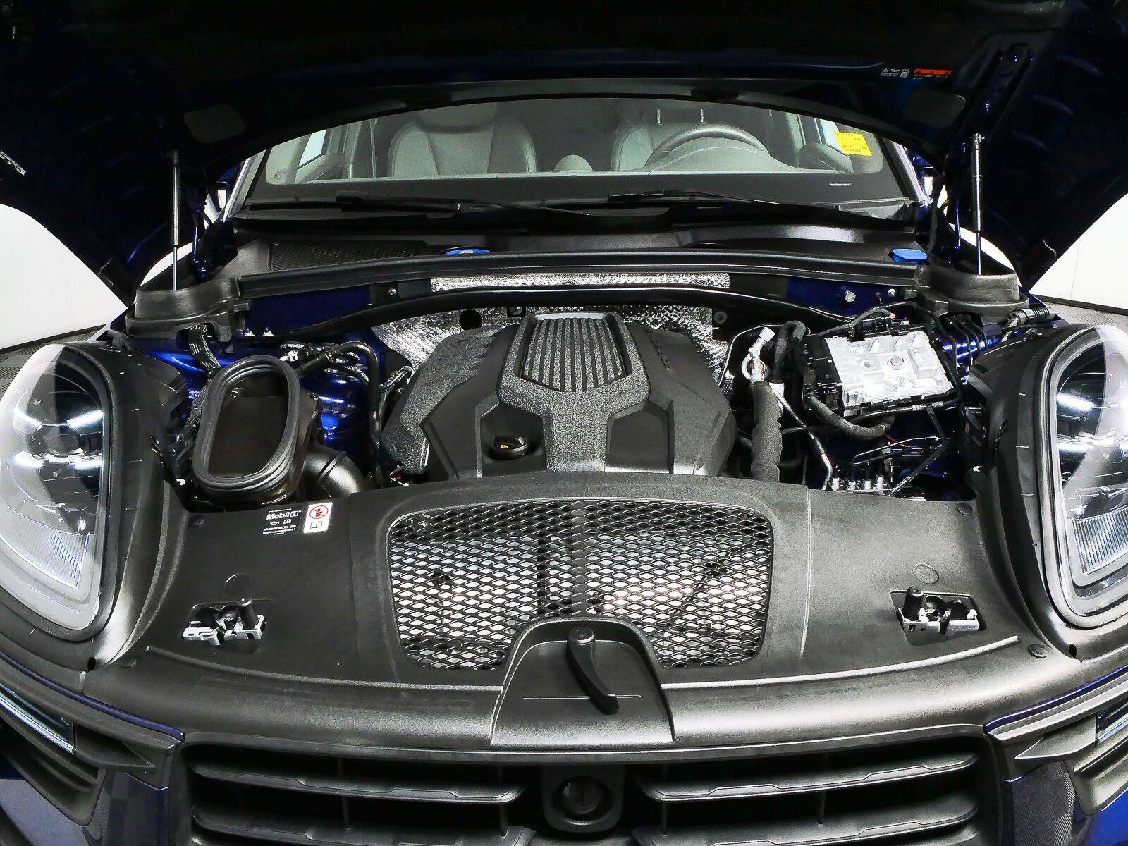 Used 2025 Porsche Macan Turbo AWD/4WD image 37