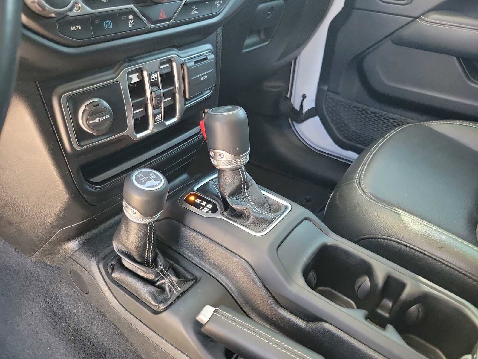 Used 2022 Jeep Wrangler Unlimited Sahara AWD/4WD image 21
