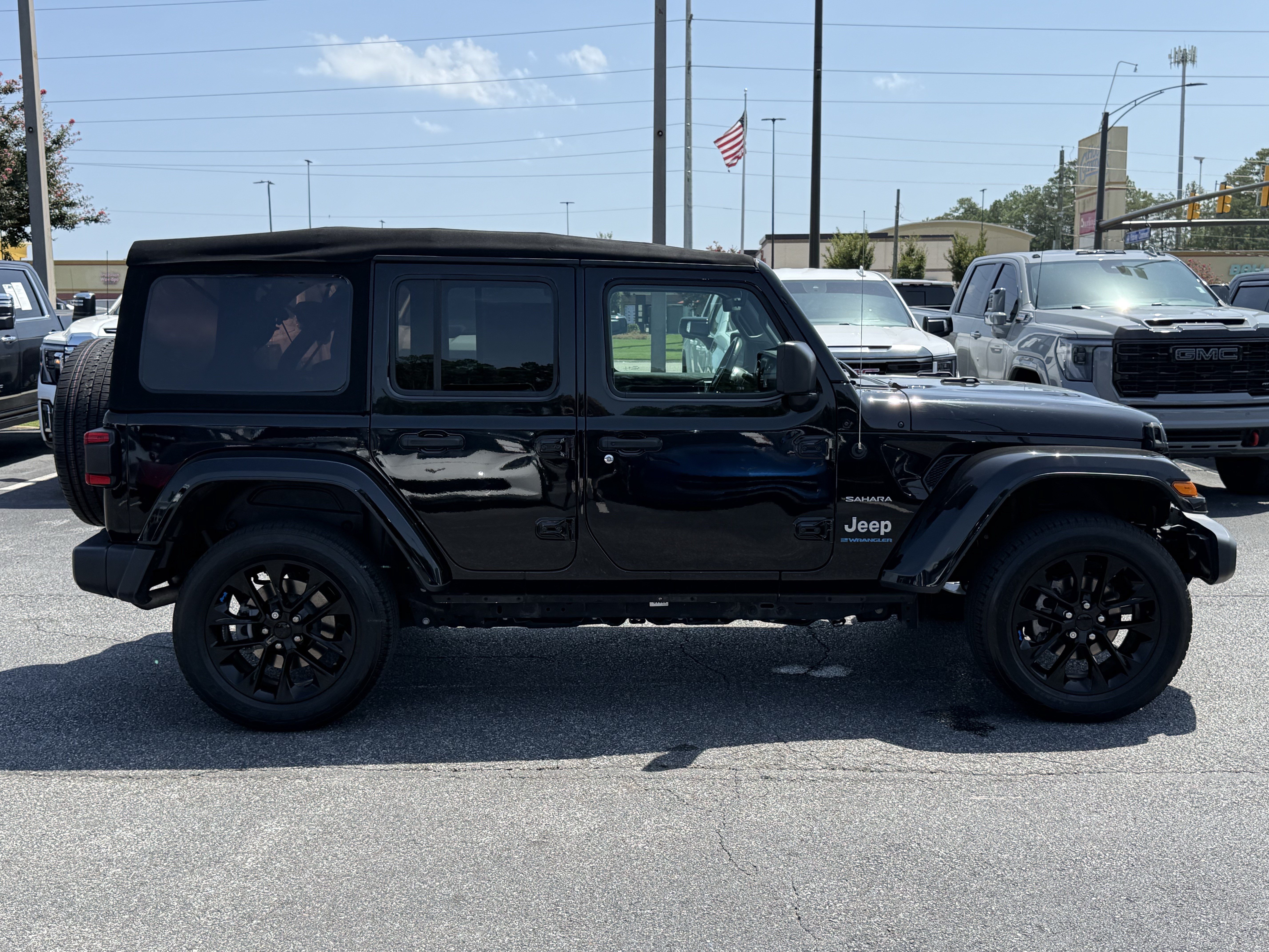 Used 2023 Jeep Wrangler Unlimited Sahara w/ Cold Weather Group AWD/4WD image 11