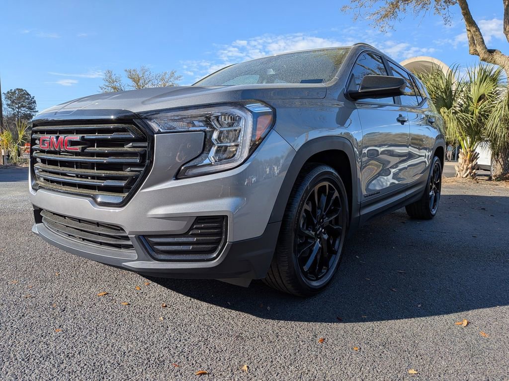 Used 2023 GMC Terrain SLE w/ Driver Convenience Package image 8