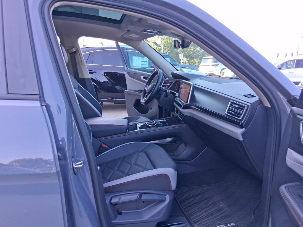 Used 2025 Volkswagen Atlas Peak Edition SE AWD/4WD image 38
