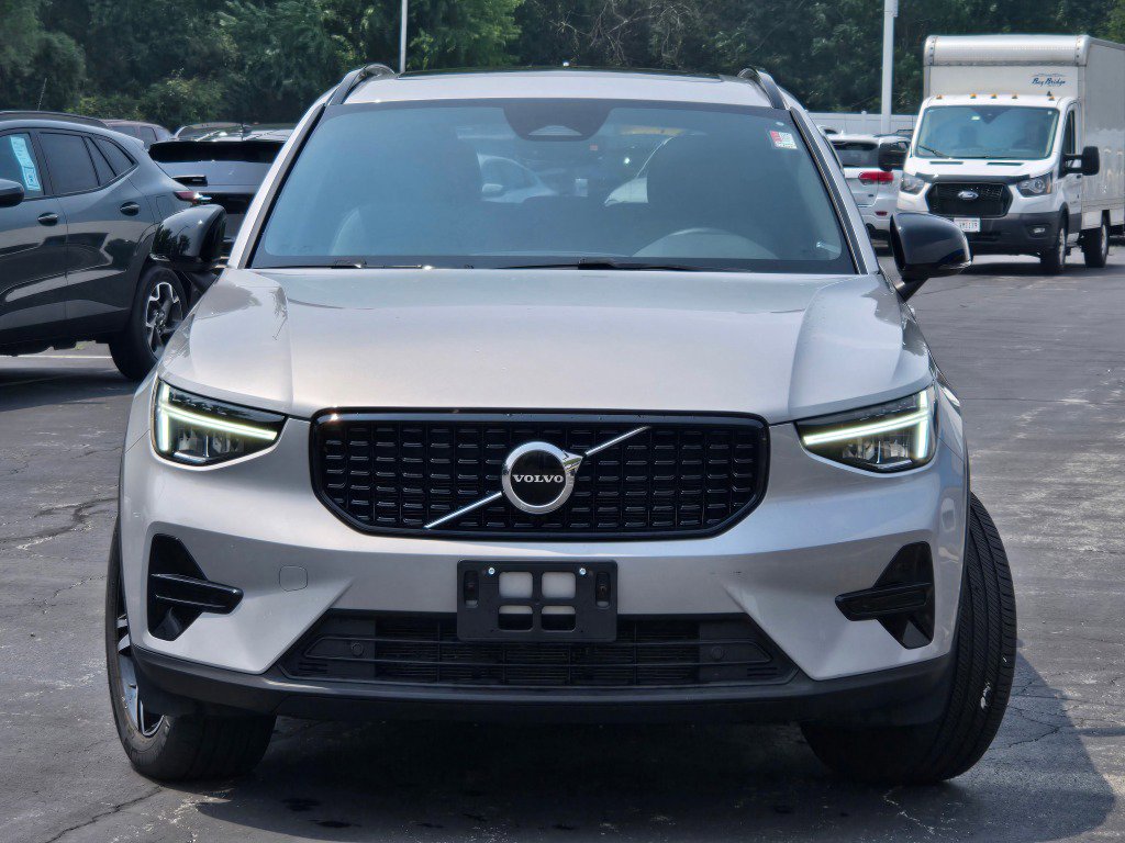 Used 2024 Volvo XC40 B5 Core image 3