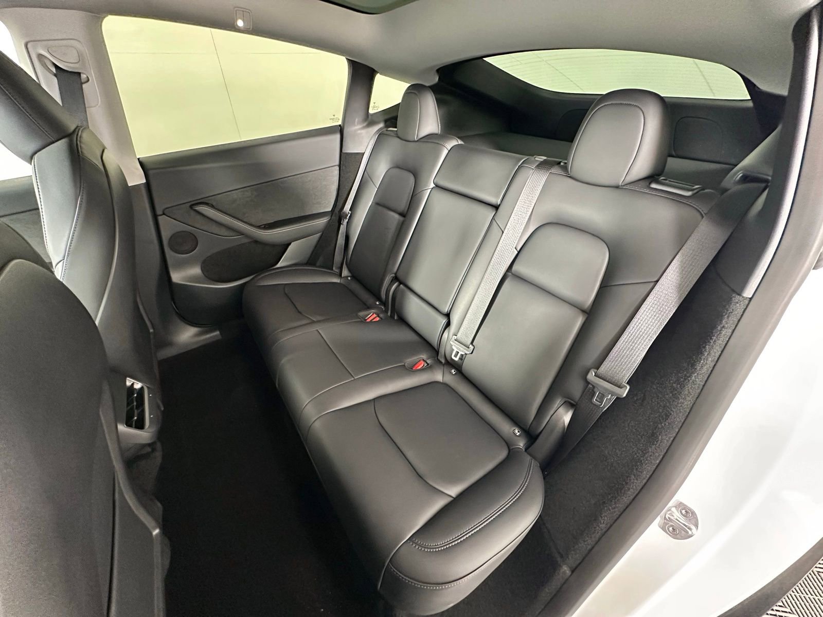 Used 2022 Tesla Model Y Long Range image 29