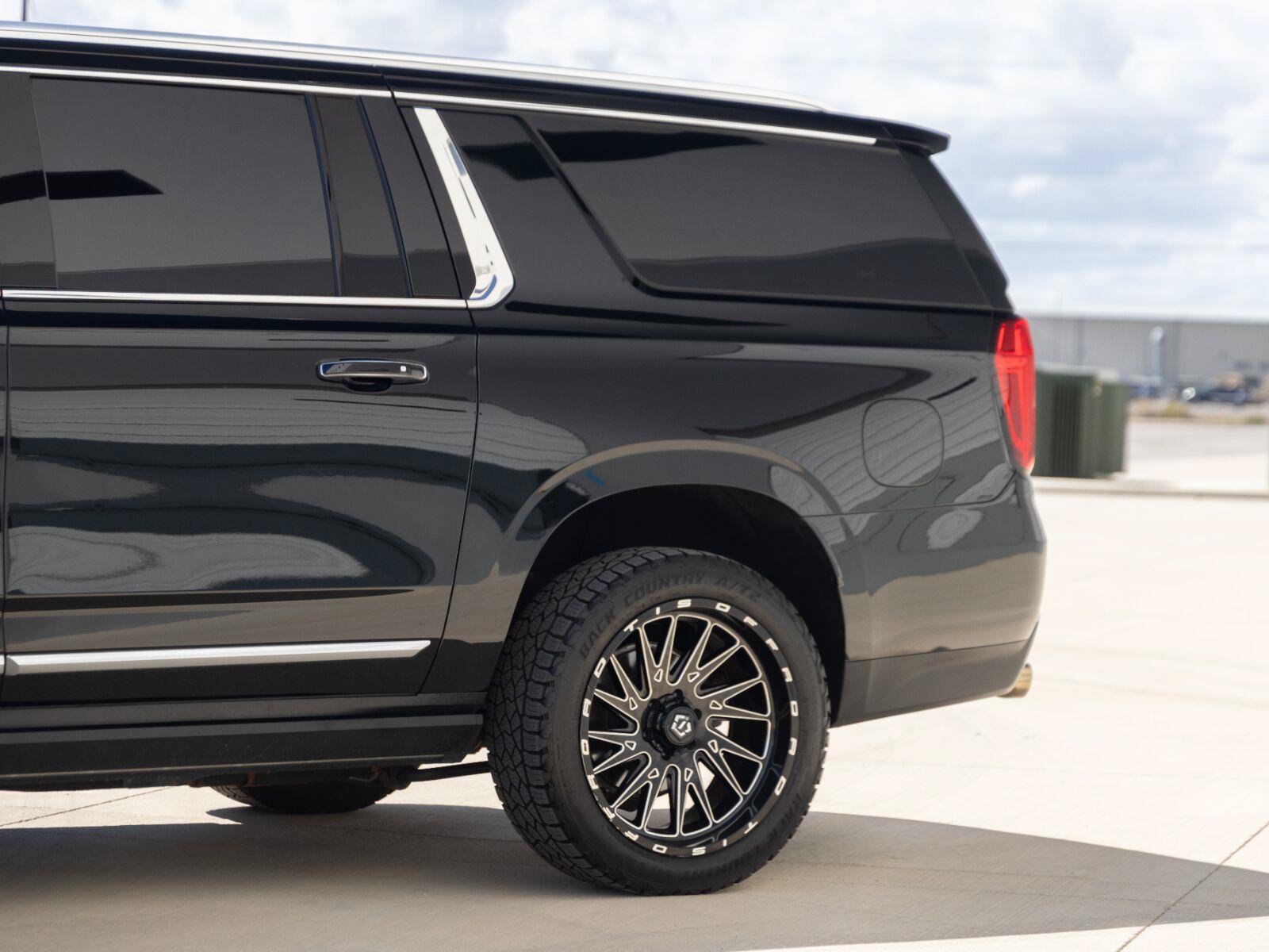 Used 2021 GMC Yukon XL Denali w/ Denali Premium Package AWD/4WD image 16
