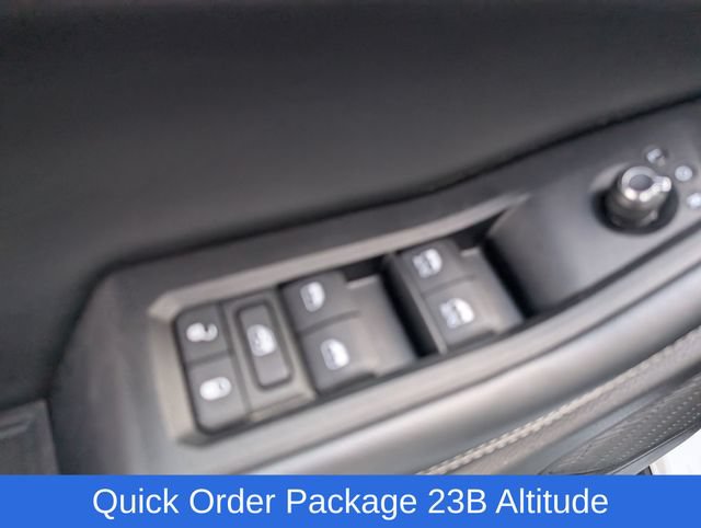 Used 2025 Jeep Grand Cherokee Altitude AWD/4WD image 12