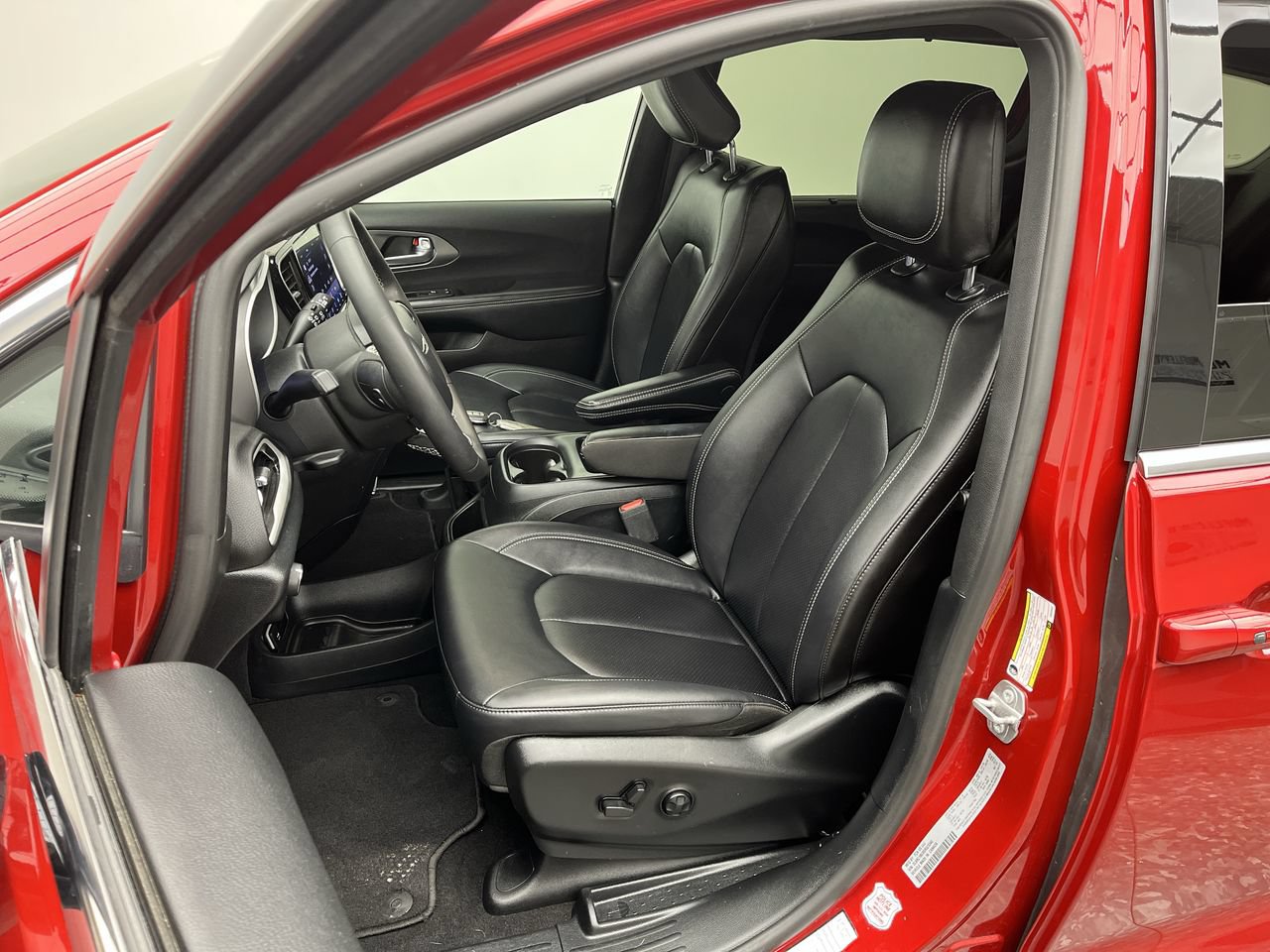 Used 2025 Chrysler Pacifica Select FWD image 9