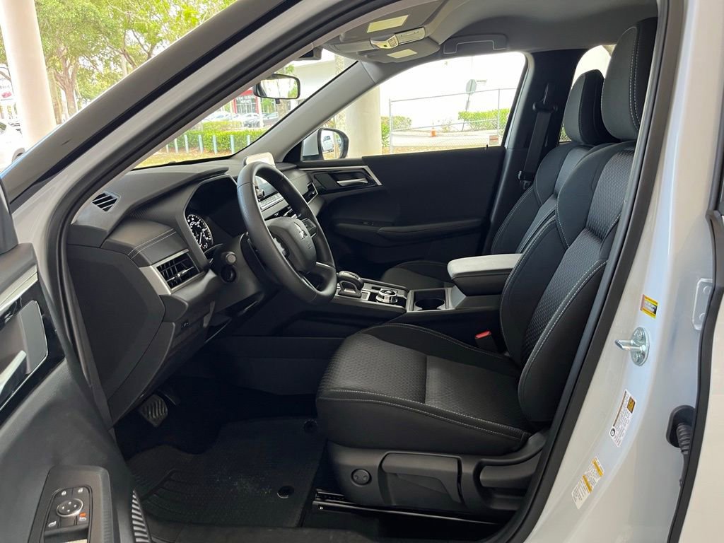 Used 2024 Mitsubishi Outlander ES image 5