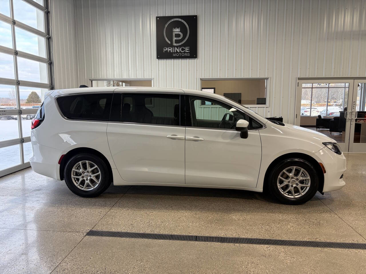 Used 2021 Chrysler Voyager LX image 6