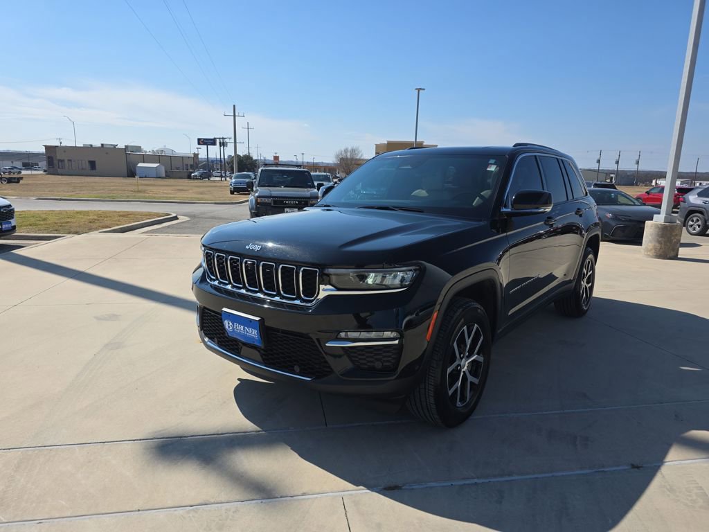 Used 2023 Jeep Grand Cherokee Limited w/ Luxury Tech Group II image 3