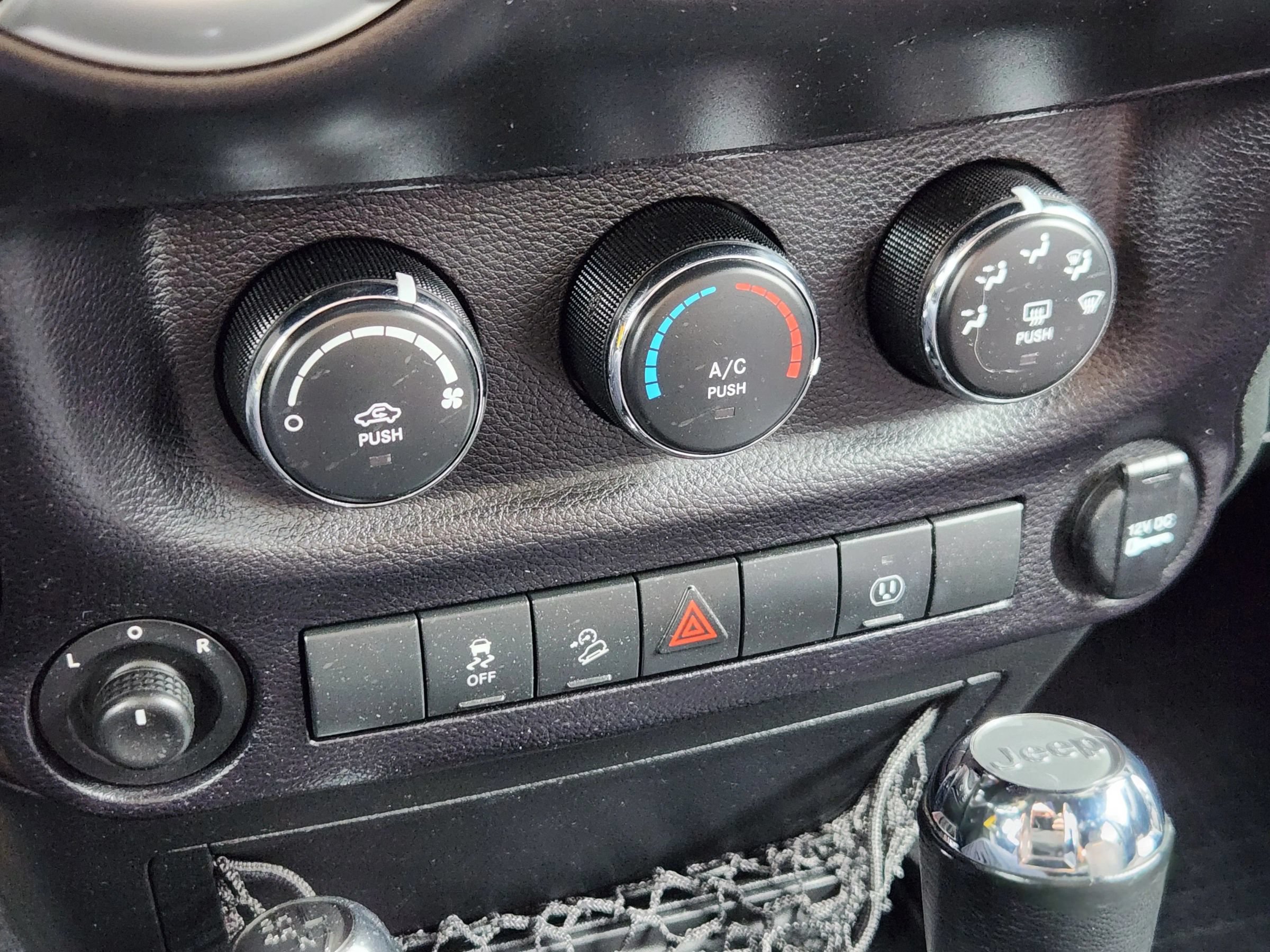 Used 2015 Jeep Wrangler Unlimited Sahara w/ Connectivity Group AWD/4WD image 31