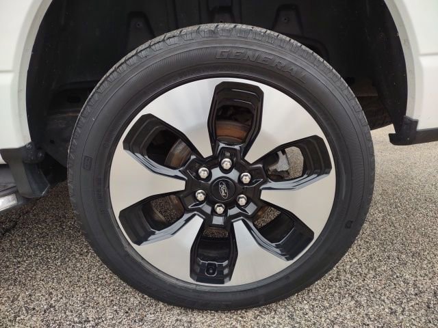 Used 2022 Ford F150 Lightning Platinum image 29