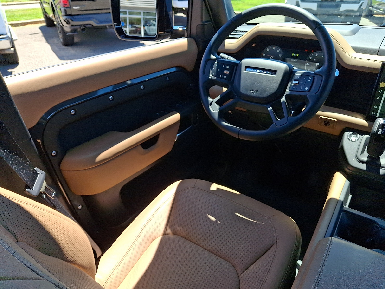 Used 2025 Land Rover Defender 110 X-Dynamic SE AWD/4WD image 13