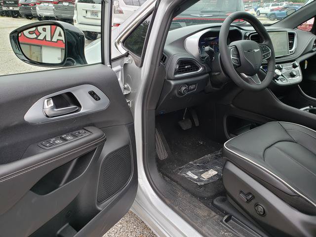 New 2026 Chrysler Pacifica Limited AWD/4WD image 6