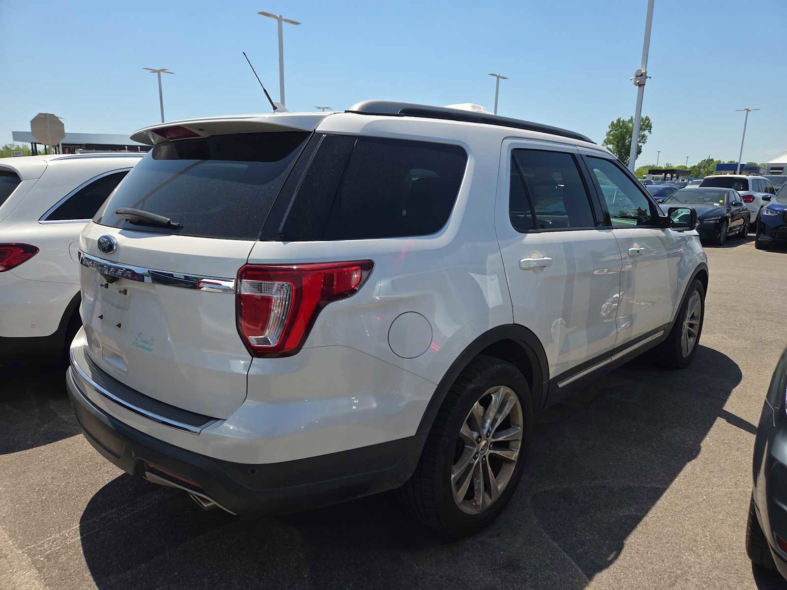 Used 2018 Ford Explorer XLT w/ Equipment Group 202A FWD image 4