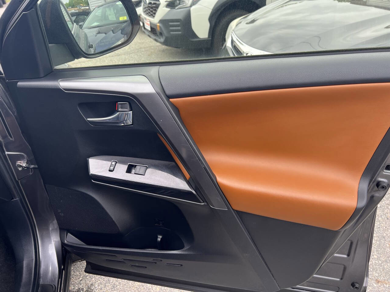 Used 2017 Toyota RAV4 SE image 17