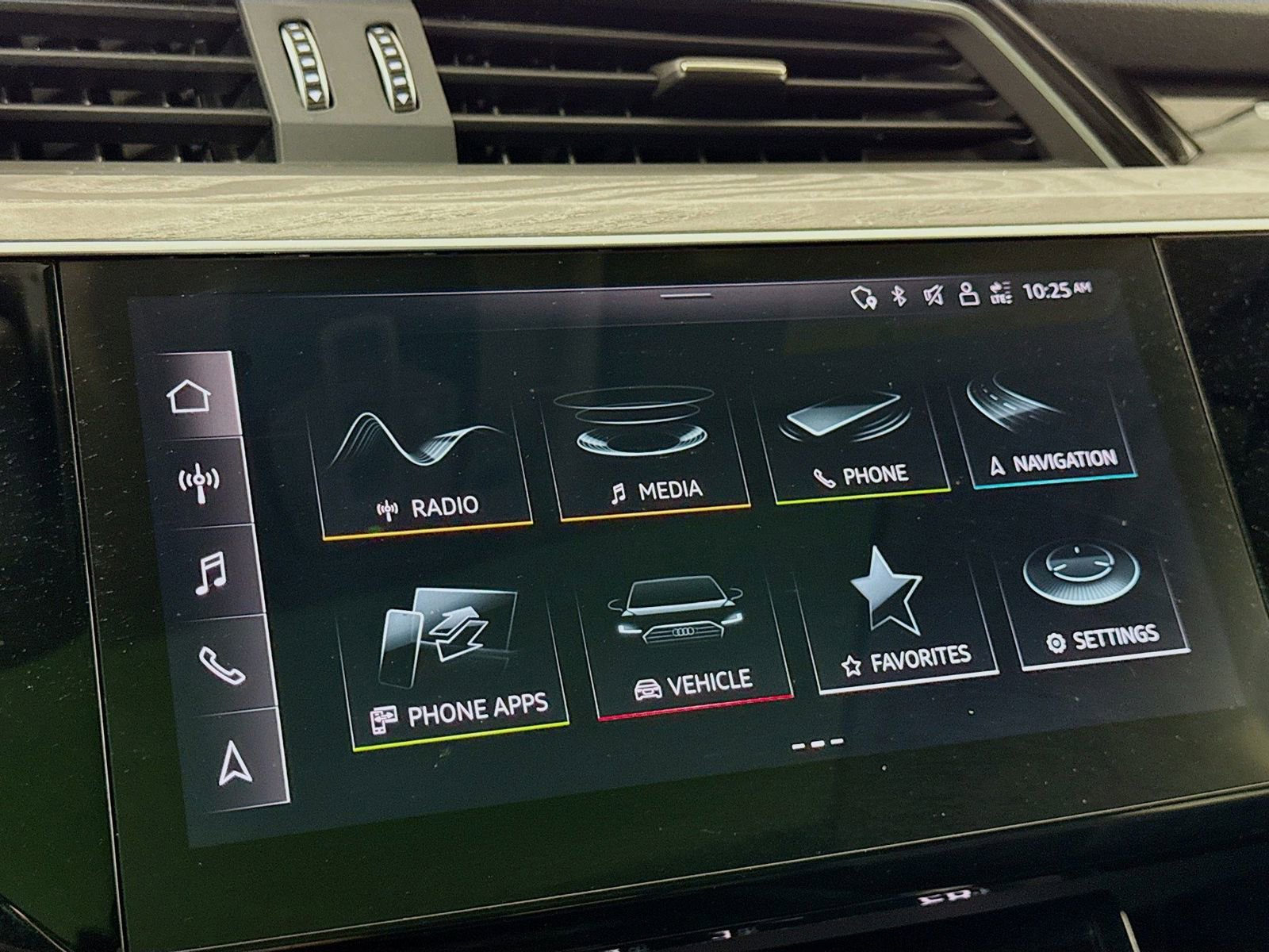 Used 2022 Audi e-tron Premium Plus image 17