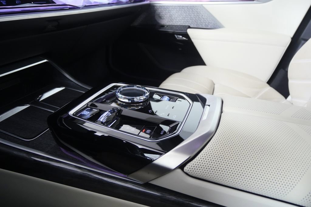 Certified 2023 BMW 760i xDrive w/ Executive Package image 27