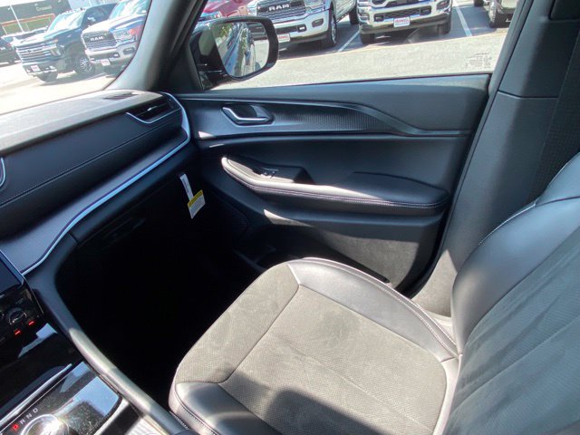 Used 2025 Jeep Grand Cherokee L Altitude AWD/4WD image 27