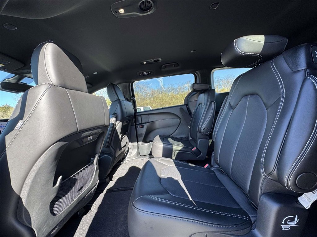 Used 2025 Chrysler Pacifica Select image 14