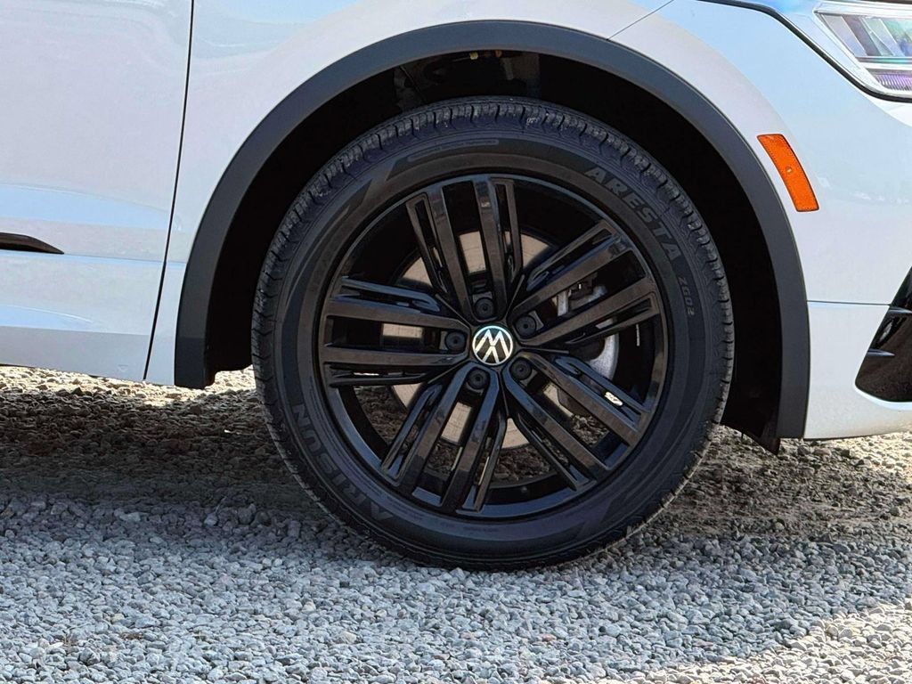 Used 2022 Volkswagen Tiguan SE R-Line FWD image 5