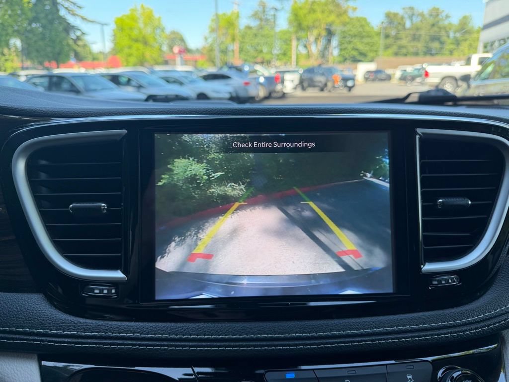 Used 2023 Chrysler Pacifica Limited FWD image 16