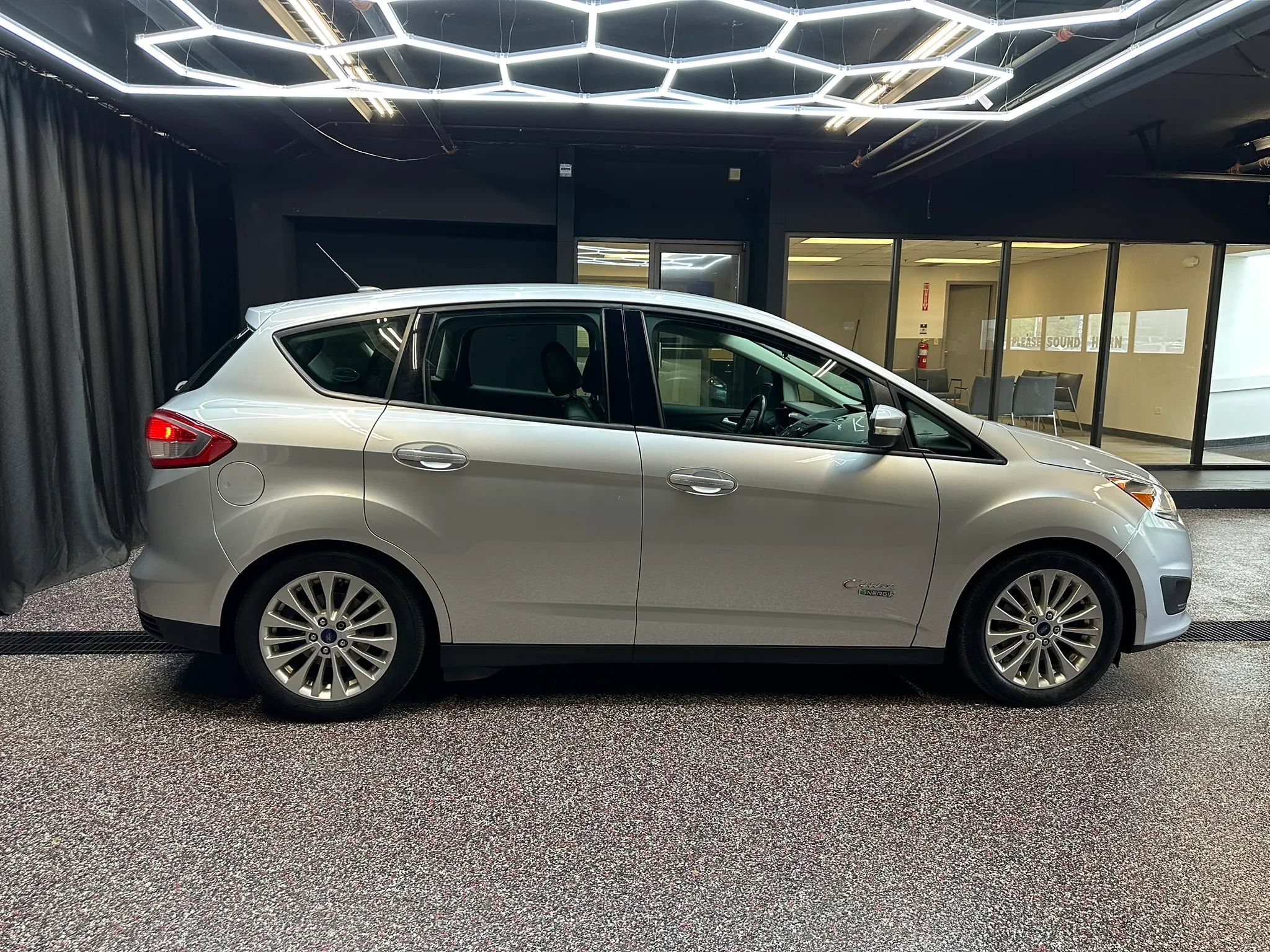Used 2017 Ford C-MAX Energi SE w/ Equipment Group 402A FWD image 7