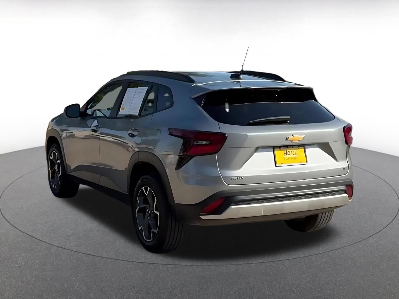 Used 2025 Chevrolet Trax LT FWD image 11