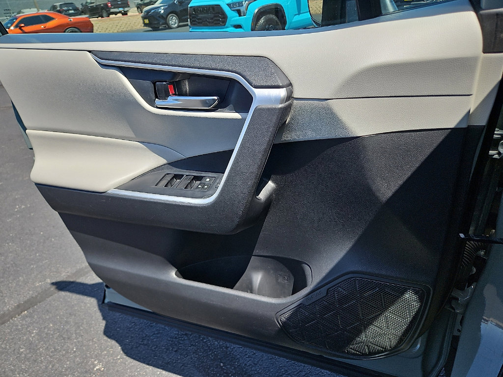 Used 2020 Toyota RAV4 XLE w/ Convenience Package AWD/4WD image 13