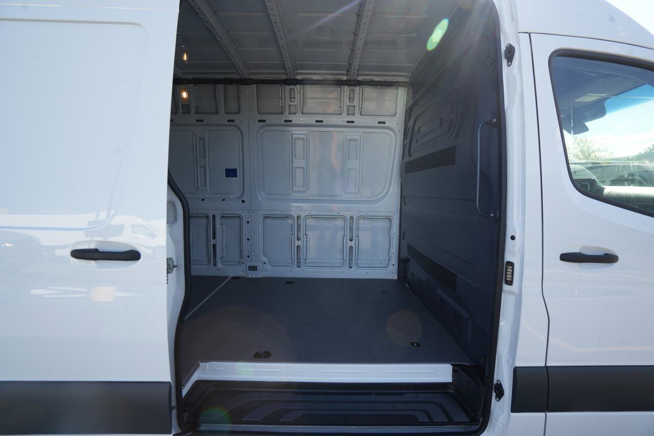 New 2025 Mercedes-Benz eSprinter 170 Cargo image 8
