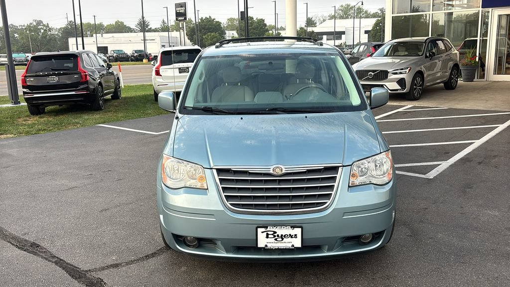Used 2009 Chrysler Town & Country Touring FWD image 5