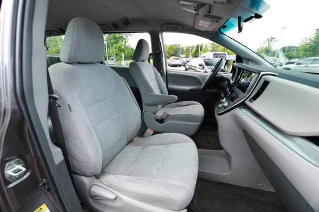 Used 2015 Toyota Sienna L FWD image 23