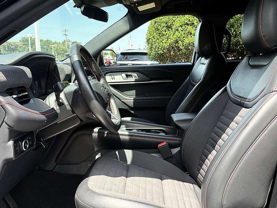 Used 2025 Ford Explorer ST-Line w/ ST-Line Street Pack AWD/4WD image 9