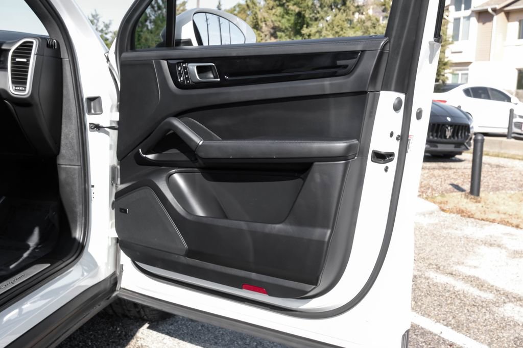 Used 2022 Porsche Cayenne AWD/4WD image 49