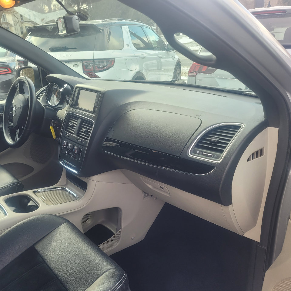 Used 2017 Dodge Grand Caravan SXT image 24