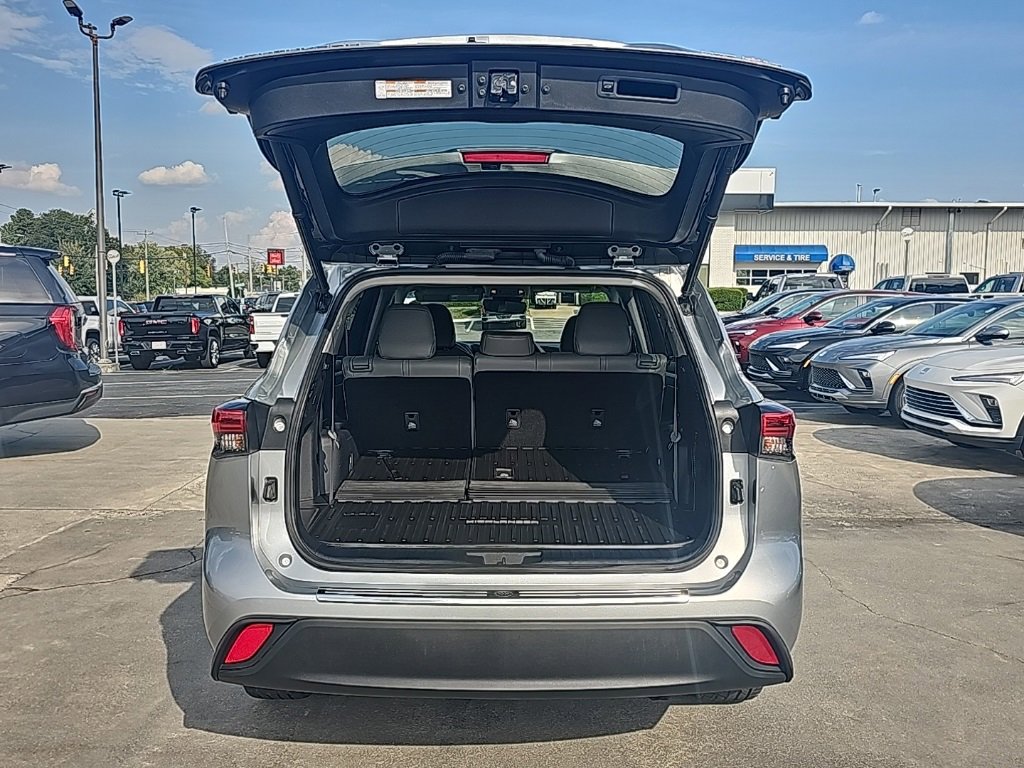 Used 2022 Toyota Highlander XLE image 5