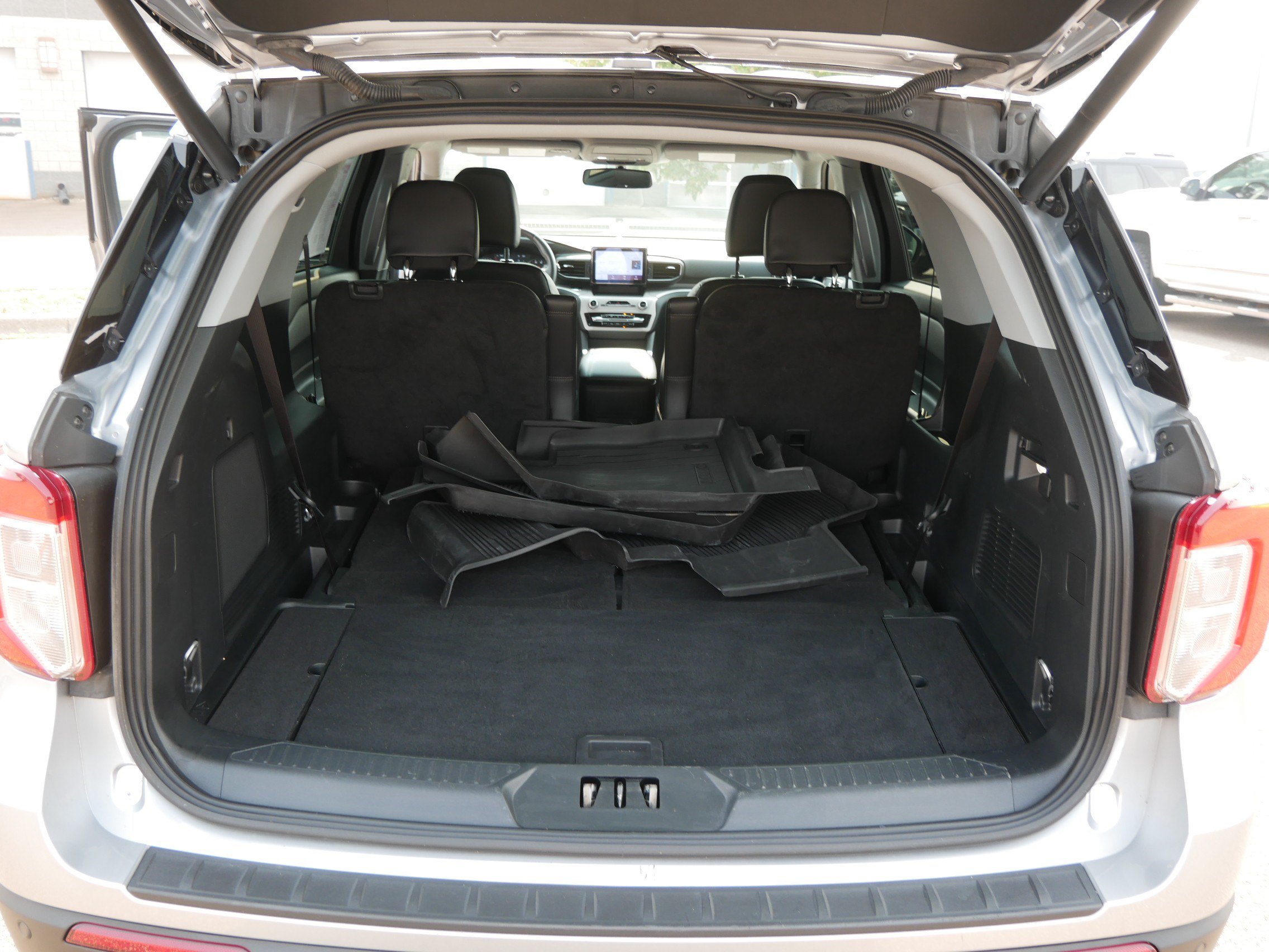 Used 2023 Ford Explorer XLT w/ Equipment Group 202A AWD/4WD image 18