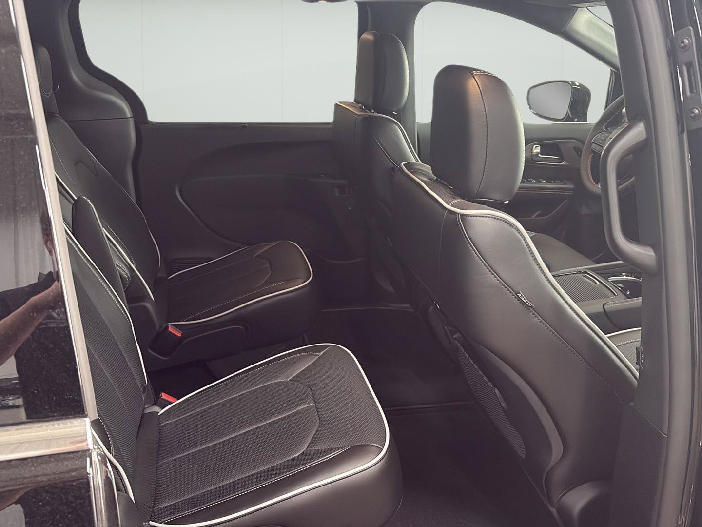 New 2027 Chrysler Pacifica Limited FWD image 25