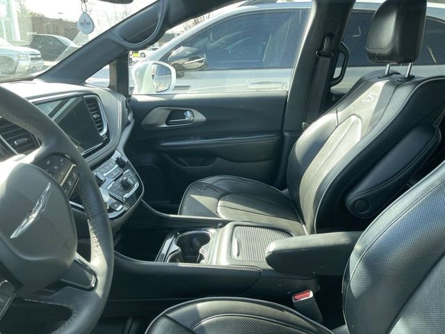 Used 2022 Chrysler Pacifica Limited w/ Uconnect Theater Family Group image 3