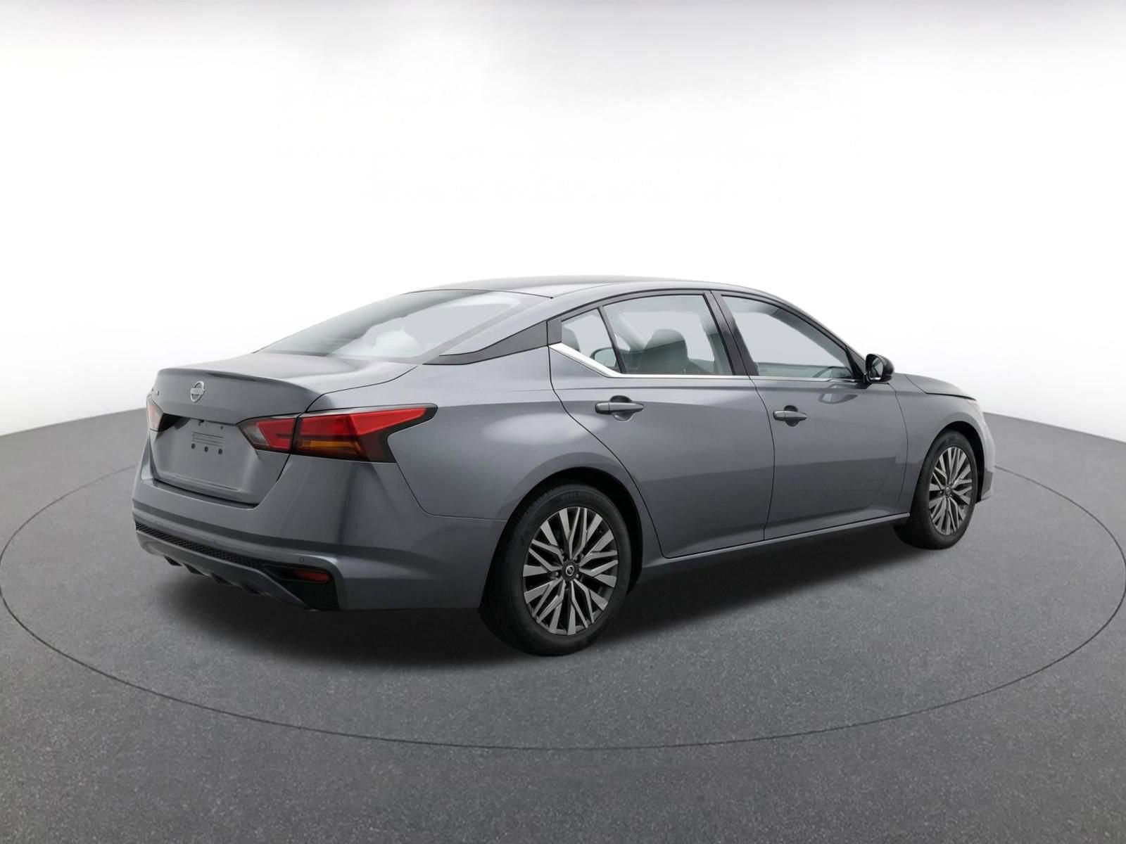 Used 2025 Nissan Altima 2.5 SV FWD image 9