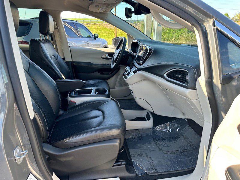 Used 2022 Chrysler Pacifica Touring-L FWD image 17