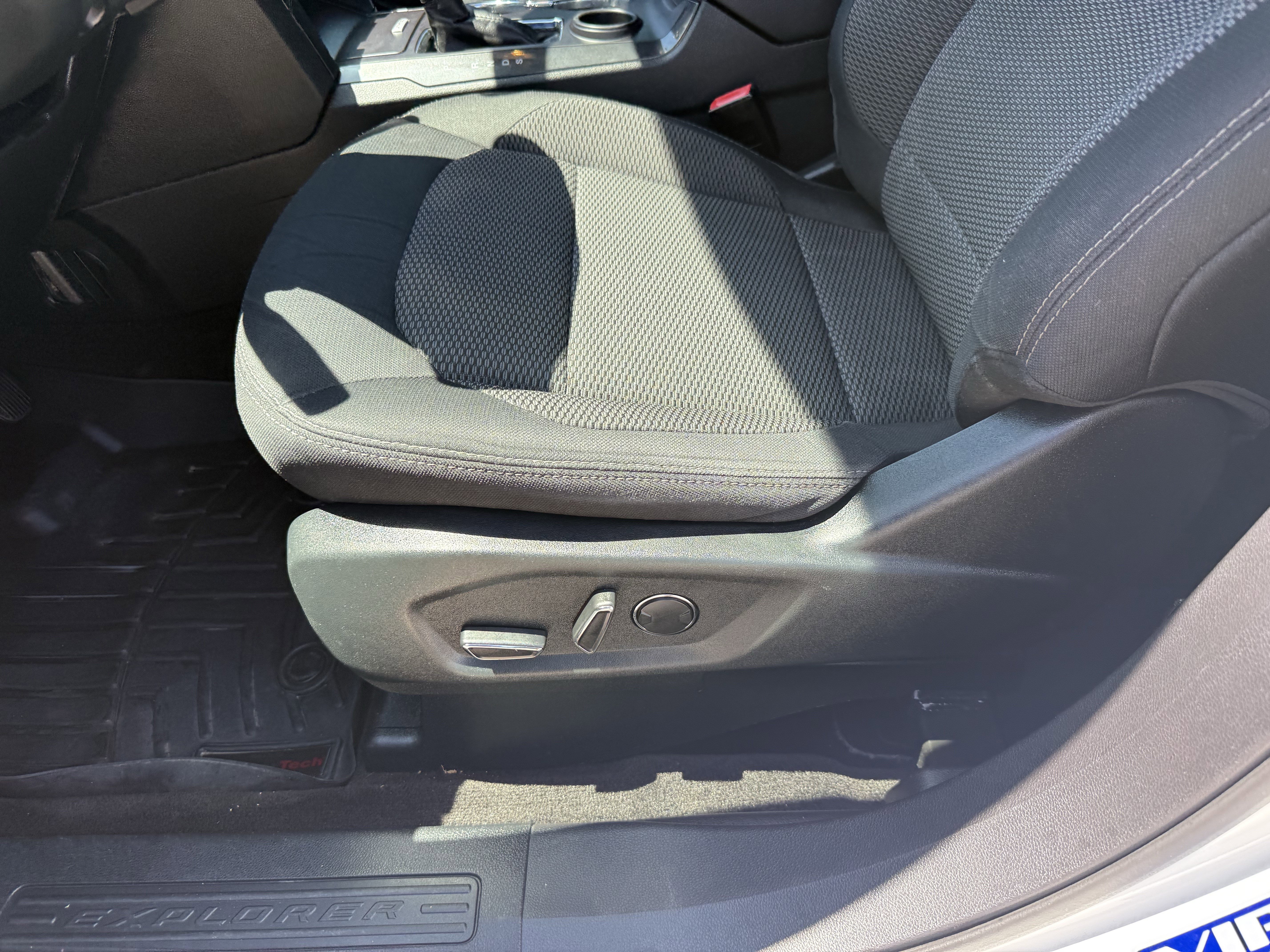 Used 2018 Ford Explorer XLT image 28