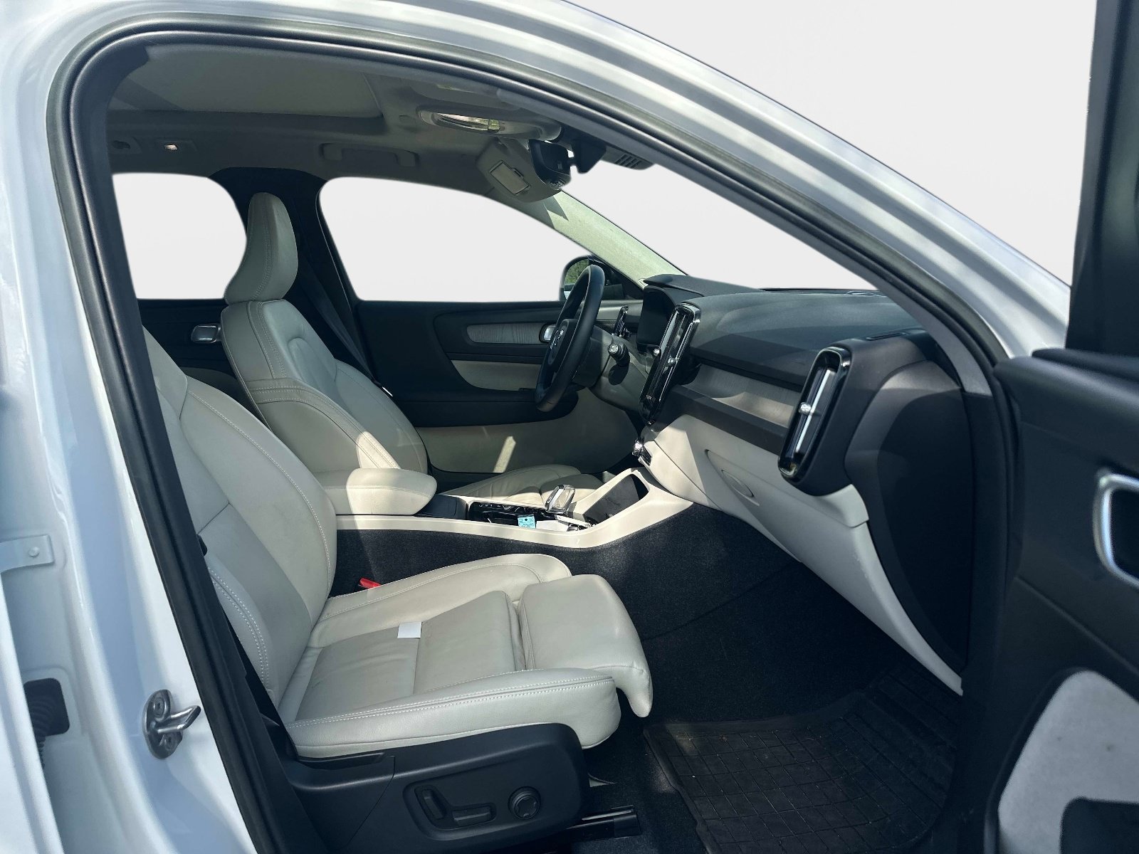 Used 2023 Volvo XC40 B5 Plus w/ Protection Package Premier AWD/4WD image 7