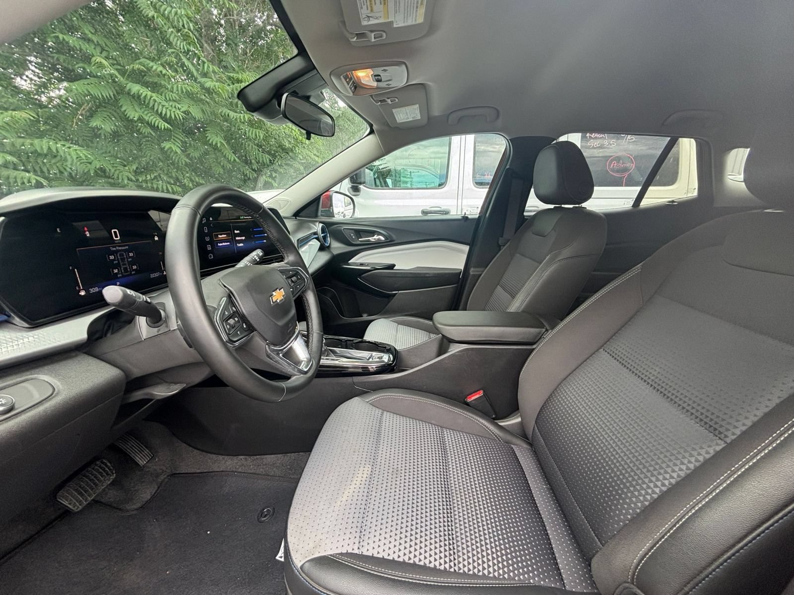 Used 2025 Chevrolet Trax LT w/ LT Convenience Package FWD image 23
