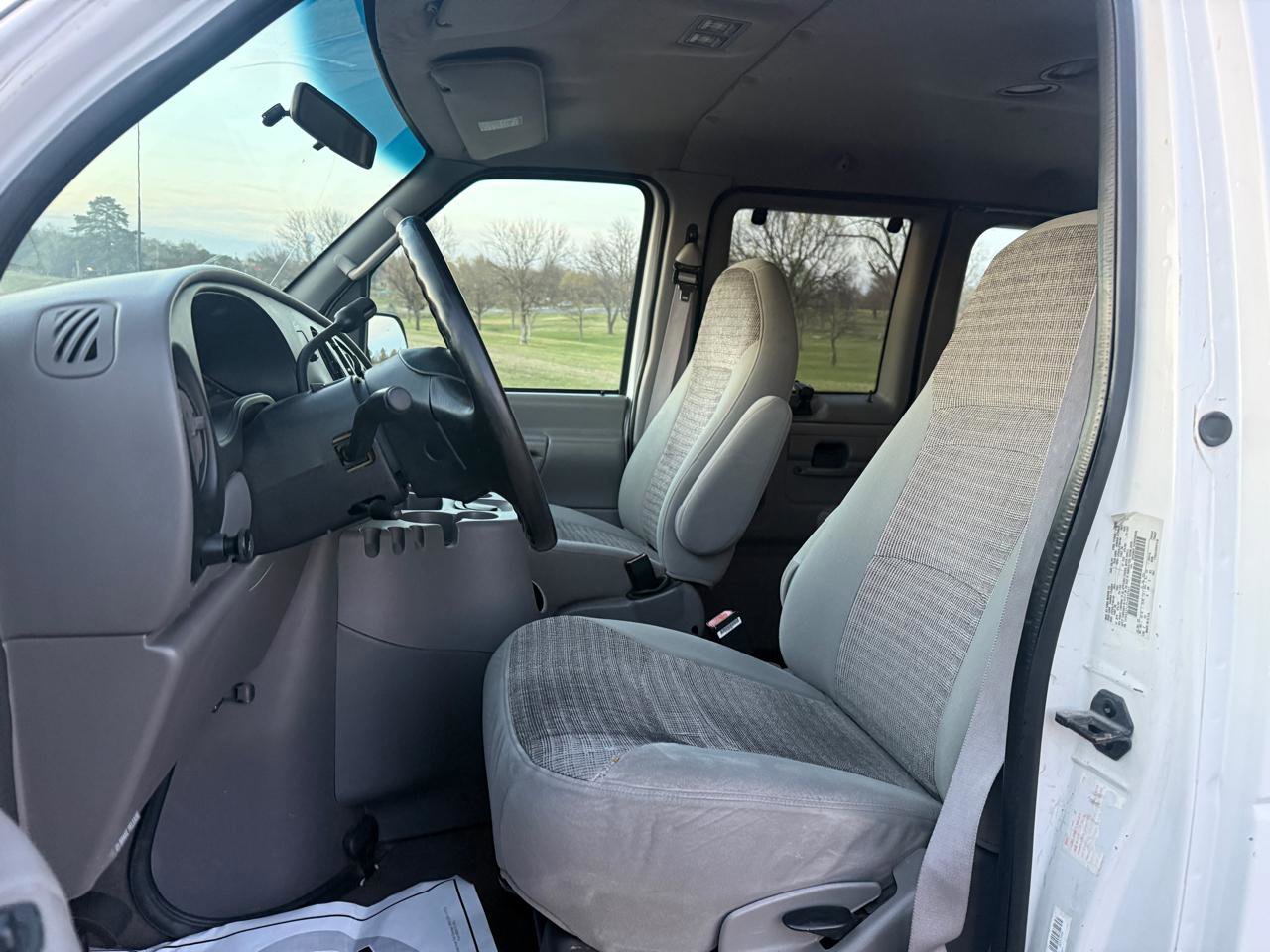Used 2001 Ford E-350 and Econoline 350 Club Wagon image 10
