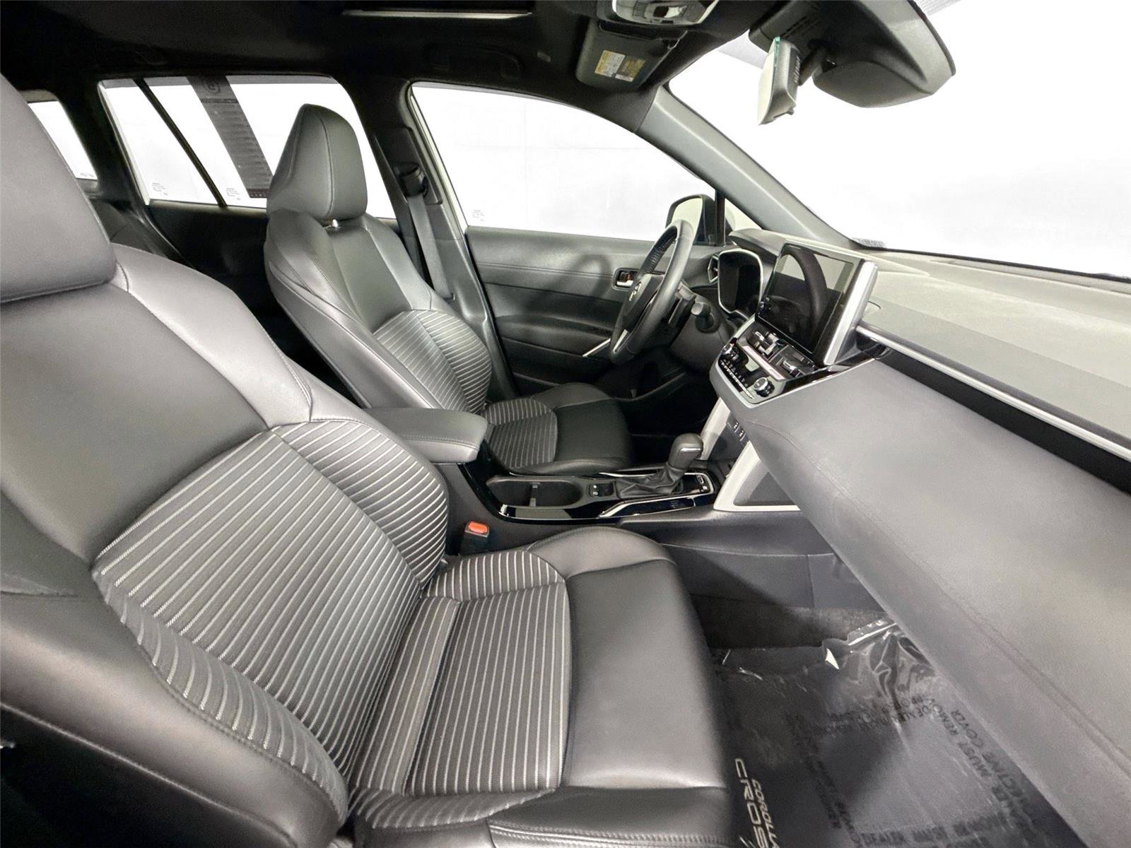 Used 2024 Toyota Corolla Cross XSE w/ Convenience Package image 44