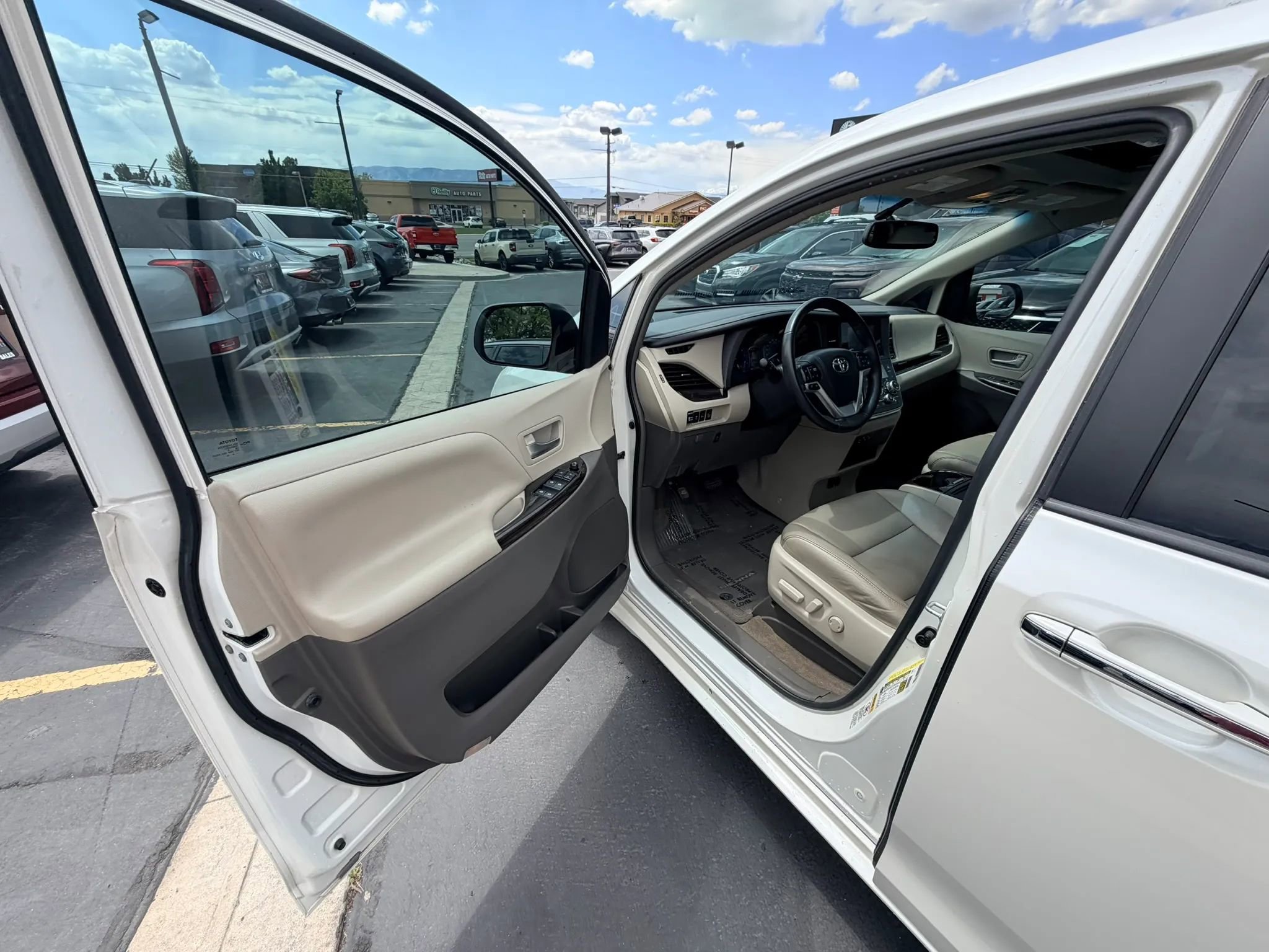 Used 2016 Toyota Sienna XLE Premium FWD image 9